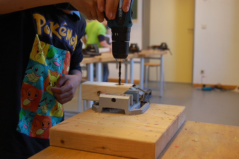 Kind beim Handwerken