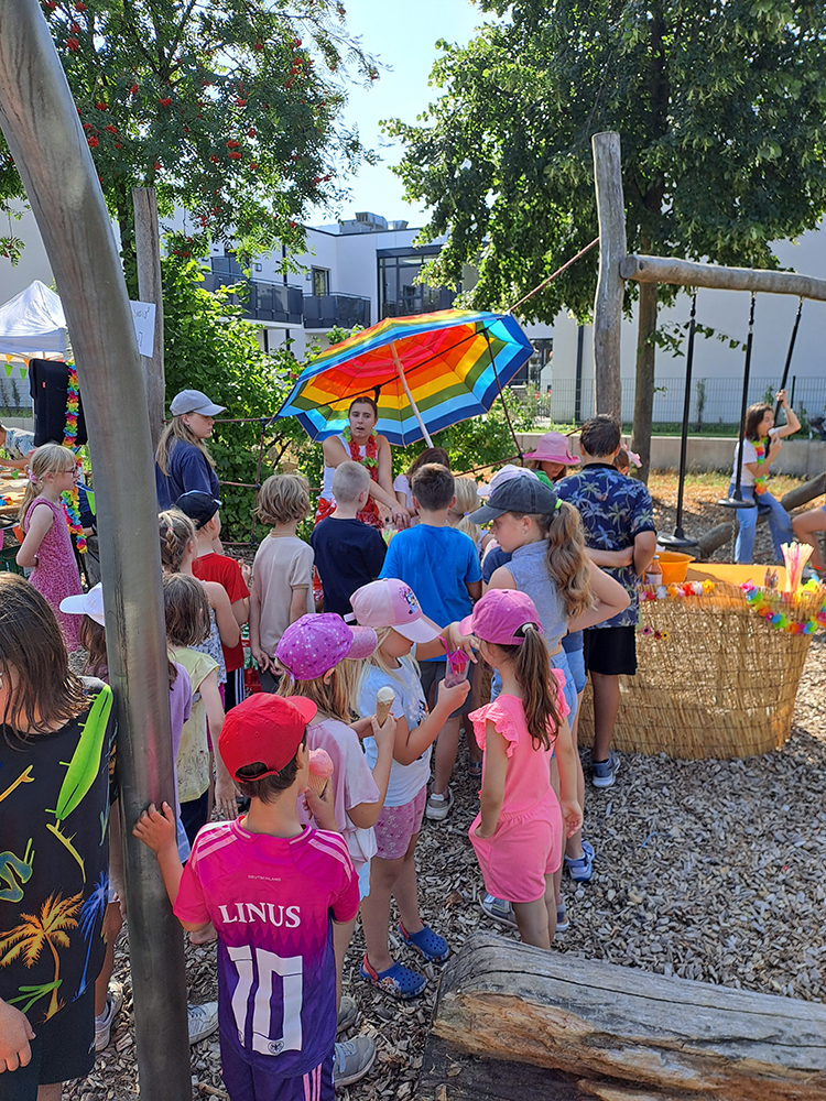 ferien_hoch Kinder bei der Ferienbetreuung