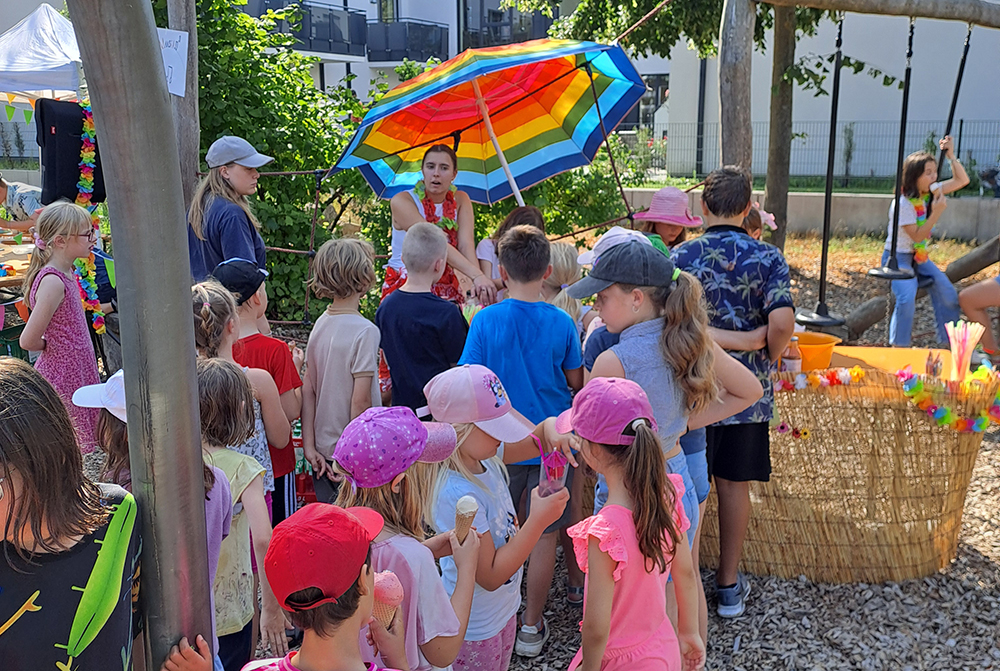 Kinder stehen an für Eis in der Ferienbetreuung