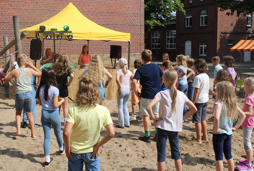 Kinder der Ferienbetreuung beim Tanzen