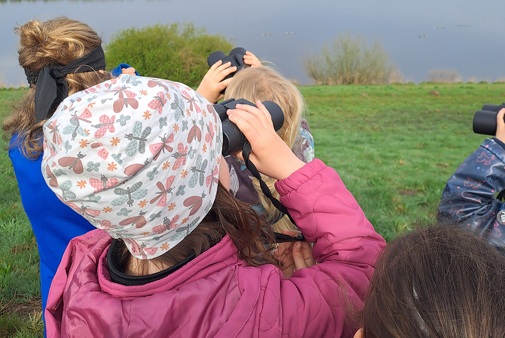 Kinder mit Ferngläsern