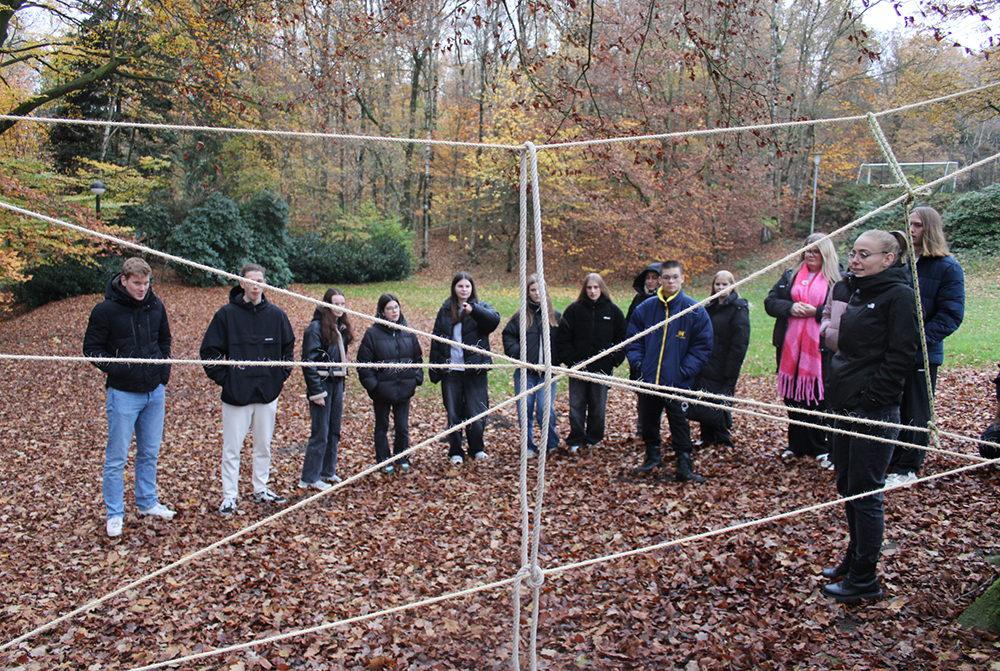 Bild der Juleica Ausbildung mit Teilnehmern und Seil als Teil einer Aufgabe