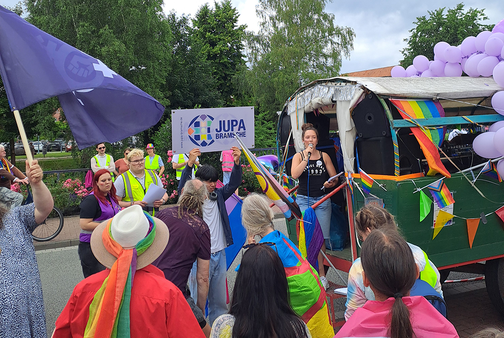 Teilnehmer an der Demo mit Schild Jupa Bramsche